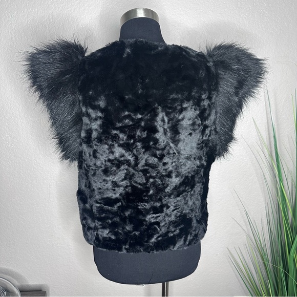 Faux Fur Crop Vest - Picture 3 of 3